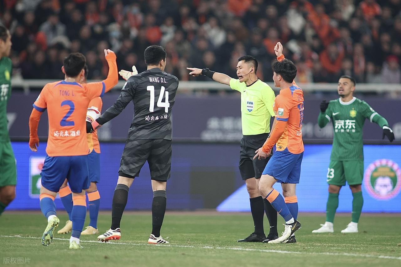 九游官网-重磅！京鲁大战裁判谜团破解：马宁并非人选，想要公平只能靠他？